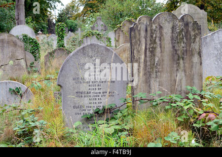 Le lapidi in un cimitero sovradimensionate. Foto Stock