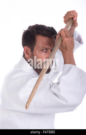 Aikido master con la spada di legno in posizione difensiva Foto Stock