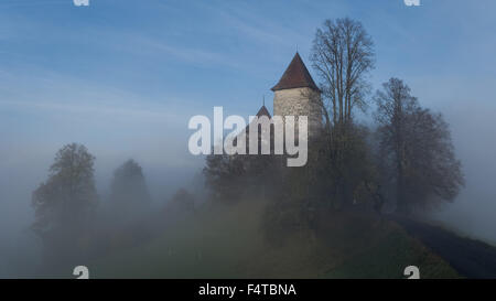 Il sole e la nebbia in Trachselwald Foto Stock