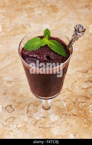 Acai in pasta di vetro con menta fresca sulla tavola di marmo. Messa a fuoco selettiva Foto Stock