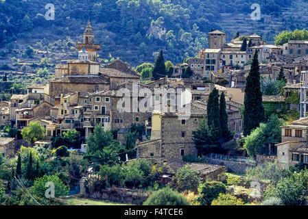 Il grazioso villaggio collinare di Valldemossa. Regione Comarca, Serra de Tramuntana, Maiorca. Isole Baleari. Spagna. Europa Foto Stock