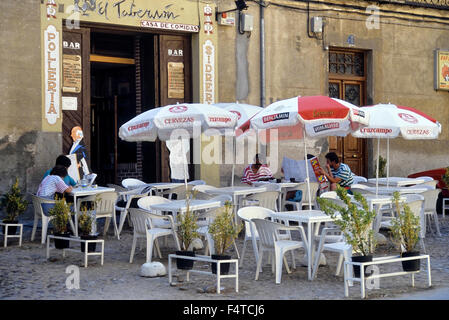 Clienti ai tavoli fuori dal bar El Tabernón. Avila. Spagna. Europa. Circa 1990 Foto Stock