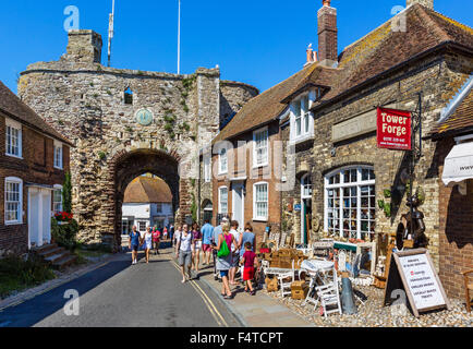 Il 14thC Landgate arch, un ingresso storico nella città vecchia, segale, East Sussex, England, Regno Unito Foto Stock