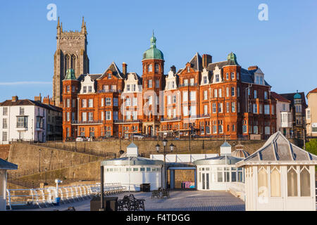 Inghilterra, Norfolk, Cromer, lo skyline della città e Cromer Pier Foto Stock