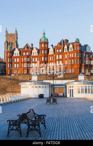 Inghilterra, Norfolk, Cromer, lo skyline della città e Cromer Pier Foto Stock