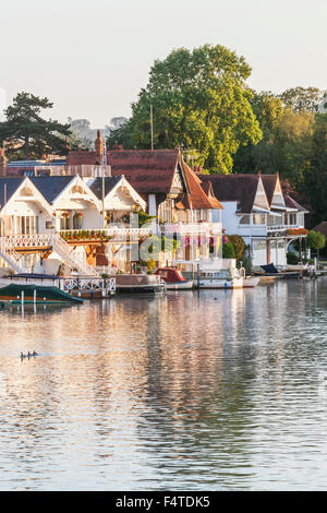 Inghilterra, Oxfordshire, Henley-on-Thames, Boathouses e il fiume Tamigi Foto Stock