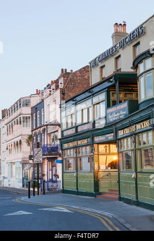 Inghilterra, Kent, Broadstairs, Victoria Parade e Charles Dickens Tavern Foto Stock