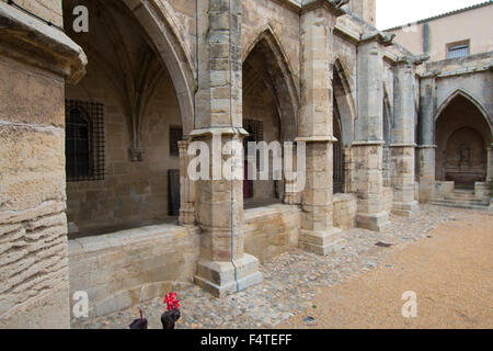 Francia, Europa, Béziers, Languedoc-Roussillon, Herault, nella chiesa cattedrale di Saint Nazaire, gotico, il chiostro, il cortile interno Foto Stock