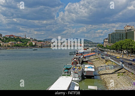 Montagna di Buda, castello, banca promenade, il Danubio, traghetto, traghetti, viaggio di andata e ritorno delle navi, ponte di sospensione, Szechenyi lanchid Foto Stock