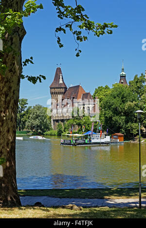 Città di boschetti, Varosliget, Castello Vajdahunyad, Museo dell'agricoltura, oar stagno Foto Stock