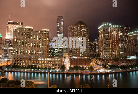 Edifici di Chicago, overhead torreggianti, overground ferrovia, strada urbana e flussi di luci con riflessi di luce dalle luci della strada, il Foto Stock