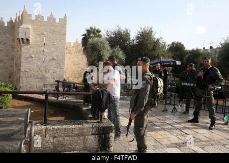 Ottobre 22, 2015 - Gerusalemme, Gerusalemme, Territorio palestinese - un Israeliano di guardia della polizia di frontiera israeliana controlla un uomo palestinese alla porta di Damasco a Gerusalemme la città vecchia il 22 ottobre 2015. Stati Uniti Il segretario di Stato John Kerry il giovedì ha espresso un ''misura prudente ottimismo'' a seguito di un incontro con il Primo Ministro israeliano Benjamin Netanyahu sulle proposte che potrebbero contribuire a disinnescare la micidiale ondata di recenti atti di violenza in Israele e nei territori palestinesi (credito Immagine: © Mahfouz Abu Turk/APA immagini via ZUMA filo) Foto Stock