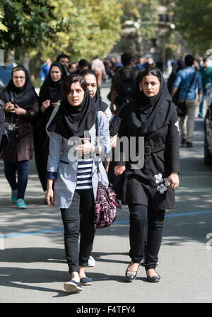 Tehran, Iran. Xviii oct, 2015. Studenti di sesso femminile a piedi attraverso il campus dell'Università di Teheran, Iran, 18 ottobre 2015. Foto: Bernd von Jutrczenka/dpa/Alamy Live News Foto Stock