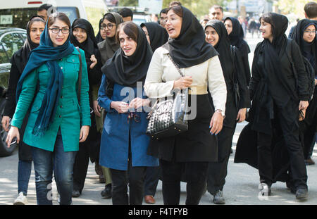 Tehran, Iran. Xviii oct, 2015. Studenti di sesso femminile a piedi attraverso il campus dell'Università di Teheran, Iran, 18 ottobre 2015. Foto: Bernd von Jutrczenka/dpa/Alamy Live News Foto Stock