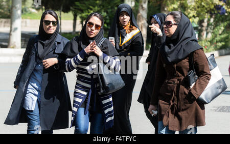 Tehran, Iran. Xviii oct, 2015. Studenti di sesso femminile a piedi attraverso il campus dell'Università di Teheran, Iran, 18 ottobre 2015. Foto: Bernd von Jutrczenka/dpa/Alamy Live News Foto Stock