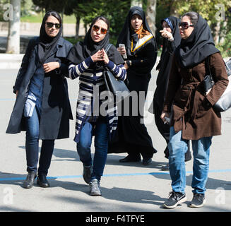 Tehran, Iran. Xviii oct, 2015. Studenti di sesso femminile a piedi attraverso il campus dell'Università di Teheran, Iran, 18 ottobre 2015. Foto: Bernd von Jutrczenka/dpa/Alamy Live News Foto Stock