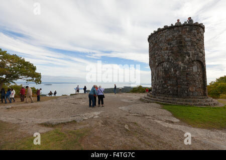 I turisti a Mt Battie torre in pietra, Camden colline del parco statale di Camden, Maine, Stati Uniti d'America Foto Stock