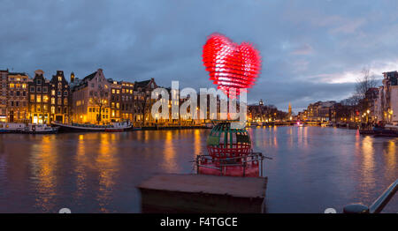 Polder strada con alberi lungo di esso dopo una tempesta di neve Foto Stock