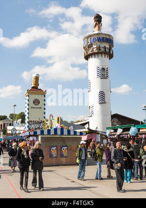 Monaco di Baviera, Germania - 30 settembre: persone di fronte alla birra tende l'Oktoberfest a Monaco di Baviera, Germania, il 30 settembre 2015. Foto Stock