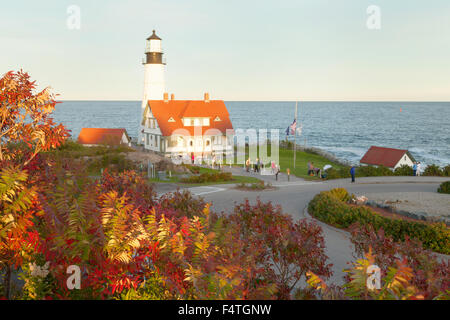 Portland Head Lighthouse al tramonto, il più antico faro del Maine costruito nel XVIII secolo; Cape Elizabeth, Maine, Stati Uniti d'America Foto Stock
