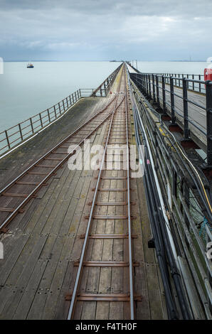 Southend on Sea piacere Pier, il più lungo del mondo, che si estende a 1,34 miglia (2.16 km) nel fiume Thames Estuary. Foto Stock