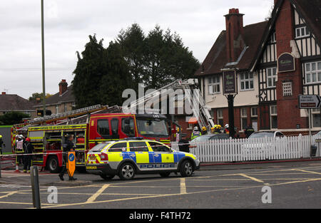 Eastleigh, Hampshire, Regno Unito. 22 ottobre, 2015. I punteggi dei vigili del fuoco sono di affrontare un incendio in un ristorante Hampshire. Il fuoco su Leigh Road, Eastleigh, inviato pennacchi di fumo nel cielo ed è creduto di essere in una casa di curry. A Hampshire fuoco e di salvataggio portavoce ha detto: 'intorno 30 vigili del fuoco attualmente si occupano di un incendio a Eastleigh curry house." La causa del fuoco non è noto in questa fase. Il fuoco si è creduto di aver rotto a 12,50 pm al Badi Mirchi ristorante indiano. La strada principale è stata sigillata mentre i vigili del fuoco di affrontare il blaze. Credito: uknip/Alamy vivere N Foto Stock