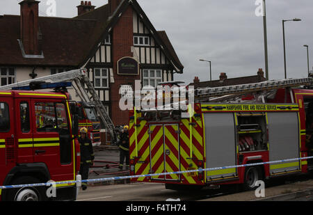 Eastleigh, Hampshire, Regno Unito. 22 ottobre, 2015. I punteggi dei vigili del fuoco sono di affrontare un incendio in un ristorante Hampshire. Il fuoco su Leigh Road, Eastleigh, inviato pennacchi di fumo nel cielo ed è creduto di essere in una casa di curry. A Hampshire fuoco e di salvataggio portavoce ha detto: 'intorno 30 vigili del fuoco attualmente si occupano di un incendio a Eastleigh curry house." La causa del fuoco non è noto in questa fase. Il fuoco si è creduto di aver rotto a 12,50 pm al Badi Mirchi ristorante indiano. La strada principale è stata sigillata mentre i vigili del fuoco di affrontare il blaze. Credito: uknip/Alamy vivere N Foto Stock