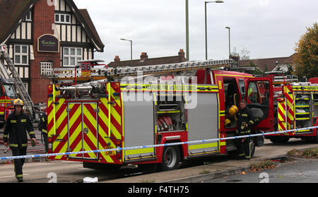 Eastleigh, Hampshire, Regno Unito. 22 ottobre, 2015. I punteggi dei vigili del fuoco sono di affrontare un incendio in un ristorante Hampshire. Il fuoco su Leigh Road, Eastleigh, inviato pennacchi di fumo nel cielo ed è creduto di essere in una casa di curry. A Hampshire fuoco e di salvataggio portavoce ha detto: 'intorno 30 vigili del fuoco attualmente si occupano di un incendio a Eastleigh curry house." La causa del fuoco non è noto in questa fase. Il fuoco si è creduto di aver rotto a 12,50 pm al Badi Mirchi ristorante indiano. La strada principale è stata sigillata mentre i vigili del fuoco di affrontare il blaze. Credito: uknip/Alamy vivere N Foto Stock