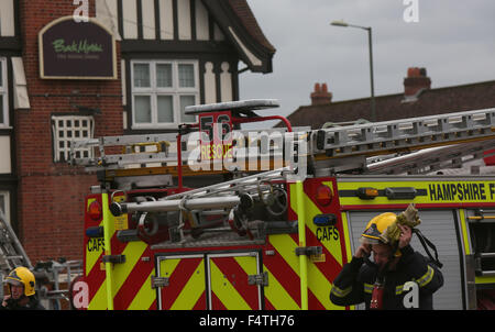 Eastleigh, Hampshire, Regno Unito. 22 ottobre, 2015. I punteggi dei vigili del fuoco sono di affrontare un incendio in un ristorante Hampshire. Il fuoco su Leigh Road, Eastleigh, inviato pennacchi di fumo nel cielo ed è creduto di essere in una casa di curry. A Hampshire fuoco e di salvataggio portavoce ha detto: 'intorno 30 vigili del fuoco attualmente si occupano di un incendio a Eastleigh curry house." La causa del fuoco non è noto in questa fase. Il fuoco si è creduto di aver rotto a 12,50 pm al Badi Mirchi ristorante indiano. La strada principale è stata sigillata mentre i vigili del fuoco di affrontare il blaze. Credito: uknip/Alamy vivere N Foto Stock