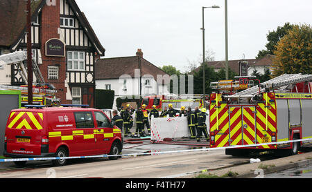 Eastleigh, Hampshire, Regno Unito. 22 ottobre, 2015. I punteggi dei vigili del fuoco sono di affrontare un incendio in un ristorante Hampshire. Il fuoco su Leigh Road, Eastleigh, inviato pennacchi di fumo nel cielo ed è creduto di essere in una casa di curry. A Hampshire fuoco e di salvataggio portavoce ha detto: 'intorno 30 vigili del fuoco attualmente si occupano di un incendio a Eastleigh curry house." La causa del fuoco non è noto in questa fase. Il fuoco si è creduto di aver rotto a 12,50 pm al Badi Mirchi ristorante indiano. La strada principale è stata sigillata mentre i vigili del fuoco di affrontare il blaze. Credito: uknip/Alamy vivere N Foto Stock