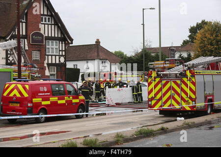 Eastleigh, Hampshire, Regno Unito. 22 ottobre, 2015. I punteggi dei vigili del fuoco sono di affrontare un incendio in un ristorante Hampshire. Il fuoco su Leigh Road, Eastleigh, inviato pennacchi di fumo nel cielo ed è creduto di essere in una casa di curry. A Hampshire fuoco e di salvataggio portavoce ha detto: 'intorno 30 vigili del fuoco attualmente si occupano di un incendio a Eastleigh curry house." La causa del fuoco non è noto in questa fase. Il fuoco si è creduto di aver rotto a 12,50 pm al Badi Mirchi ristorante indiano. La strada principale è stata sigillata mentre i vigili del fuoco di affrontare il blaze. Credito: uknip/Alamy vivere N Foto Stock