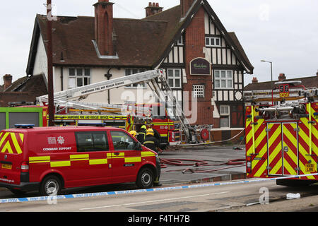 Eastleigh, Hampshire, Regno Unito. 22 ottobre, 2015. I punteggi dei vigili del fuoco sono di affrontare un incendio in un ristorante Hampshire. Il fuoco su Leigh Road, Eastleigh, inviato pennacchi di fumo nel cielo ed è creduto di essere in una casa di curry. A Hampshire fuoco e di salvataggio portavoce ha detto: 'intorno 30 vigili del fuoco attualmente si occupano di un incendio a Eastleigh curry house." La causa del fuoco non è noto in questa fase. Il fuoco si è creduto di aver rotto a 12,50 pm al Badi Mirchi ristorante indiano. La strada principale è stata sigillata mentre i vigili del fuoco di affrontare il blaze. Credito: uknip/Alamy vivere N Foto Stock