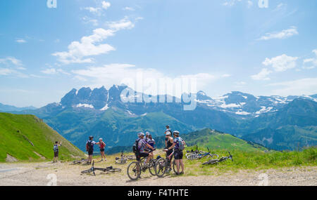 Bikers sul sentiero in Alpi Svizzere ,Portes du Soleil regione turistico. Foto Stock