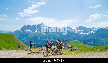 Bikers sul sentiero in Alpi Svizzere ,Portes du Soleil regione turistico. Foto Stock