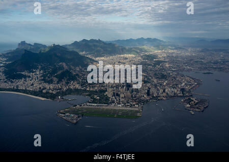 Vista aerea del Rio de Janeiro downtown e montagne - Aeroporto Santos Dumont e Baia Guanabara in primo piano. Foto Stock