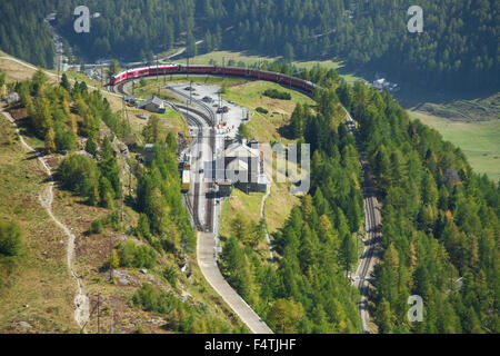 Ferrovia retica nei pressi di Alp Grüm, Foto Stock