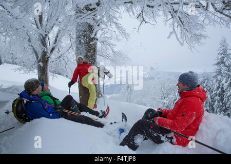Con le racchette da neve a piedi su Hörnli oltre Tösstal, Foto Stock