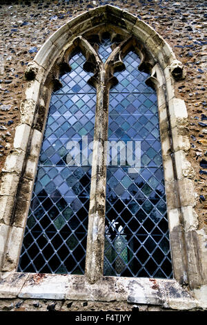 Con piombo finestra di luce di un antico villaggio chiesa, Suffolk, Regno Unito Foto Stock