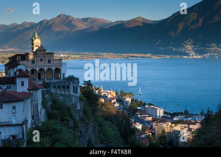 Madonna del Sasso, Svizzera Canton Ticino, Lago Maggiore, lago di Lucerna, la chiesa, la luce della sera Foto Stock