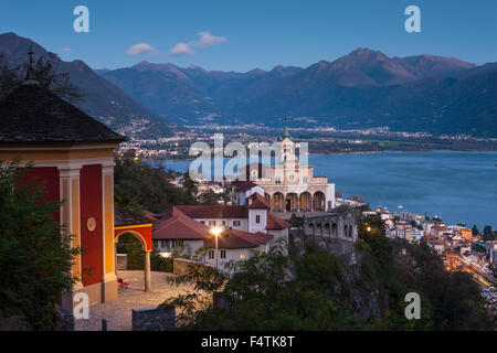 Madonna del Sasso, Svizzera Canton Ticino, Lago Maggiore, lago di Lucerna, chiesa, crepuscolo, luci, illuminazione, Foto Stock