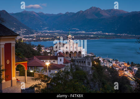 Madonna del Sasso, Svizzera Canton Ticino, Lago Maggiore, lago di Lucerna, chiesa, crepuscolo, luci, illuminazione, Foto Stock