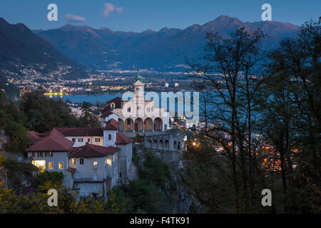 Madonna del Sasso, Svizzera Canton Ticino, Lago Maggiore, lago di Lucerna, chiesa, crepuscolo, luci, illuminazione, Foto Stock