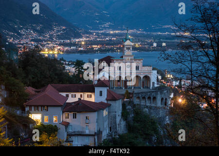 Madonna del Sasso, Svizzera Canton Ticino, Lago Maggiore, lago di Lucerna, chiesa, crepuscolo, luci, illuminazione, Foto Stock