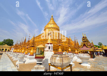 Pagoda di Shwezigon con il suo stupa circolare dorato a foglia d'oro circondato da più piccoli templi e santuari Nyaung-U, Bagan, Myanmar (Birmania) Foto Stock