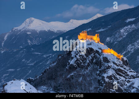 Sion, doganale, Svizzera canton Vallese, paese, città, capitale del cantone, Tourbillon, crepuscolo, luci, illuminazione, inverno Foto Stock
