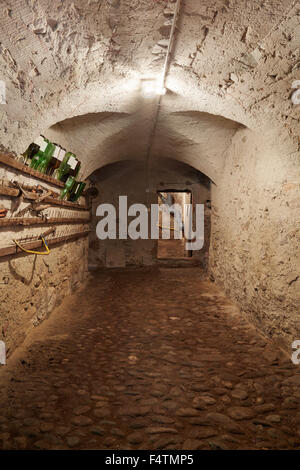 Vecchio, seminterrato buio corridoio in antica casa Foto Stock