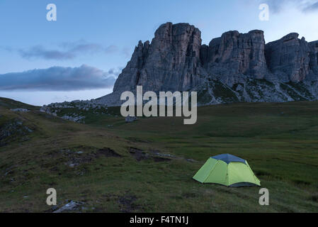 Con lo zaino in spalla in Dolomiti italiane Foto Stock