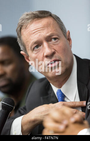 North Charleston, Carolina del Sud, Stati Uniti d'America. 22 ottobre, 2015. Ex Governatore del Maryland e candidato presidenziale democratico Martin O'Malley durante una discussione sulla violenza pistola a Mt. Moria chiesa battista di Ottobre 22, 2015 in North Charleston, Carolina del Sud. Foto Stock