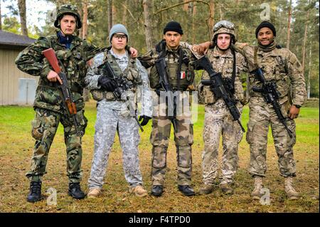 Soldati multinazionale competere nell'Unione migliore concorrenza della squadra posano per una foto di Grafenwoehr area formazione Ottobre 21, 2015 in Baviera, Germania. Da sinistra: un soldato bulgaro, U.S. Soldato, un soldato francese, un soldato lettone e un U.S. Soldato. Foto Stock