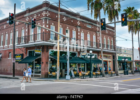 Centro storico di edifici che ospitano le piccole e medie imprese & ristoranti etnici la linea East 7th Avenue a Ybor City, FL vicino a Tampa Foto Stock